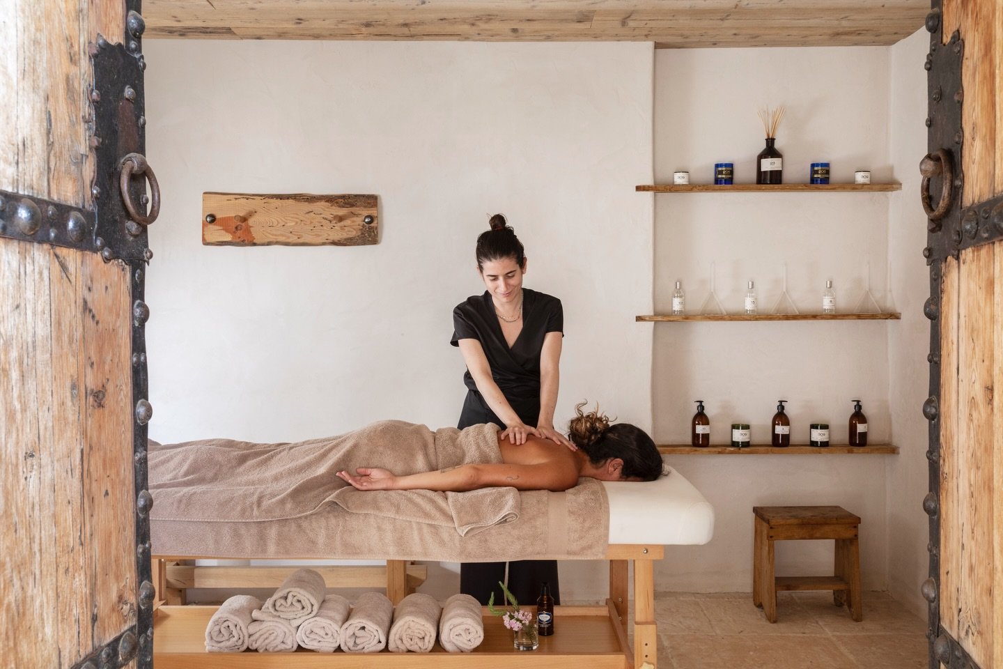 Taking time for yourself 🧘&zwj;♀️

In each property, our Homanists ensure your comfort and serenity, curating bespoke experiences from private massages to personalised moments of relaxation.

-

Prendre du temps pour soi 🧘&zwj;♀️

Dans chaque propr