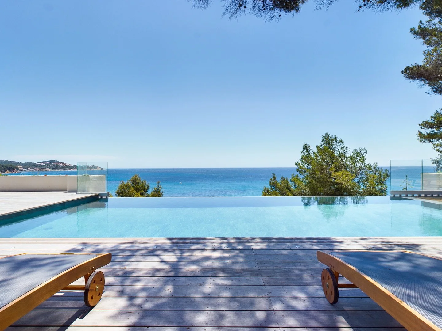 French Riviera | Homanie

A spectacular villa facing the Mediterranean 🏖️

Located on the wild coast of La Seyne-sur-Mer, not far from Toulon, this property combines historic charm with modernity. With its 5 bedrooms, infinity pool overlooking the M