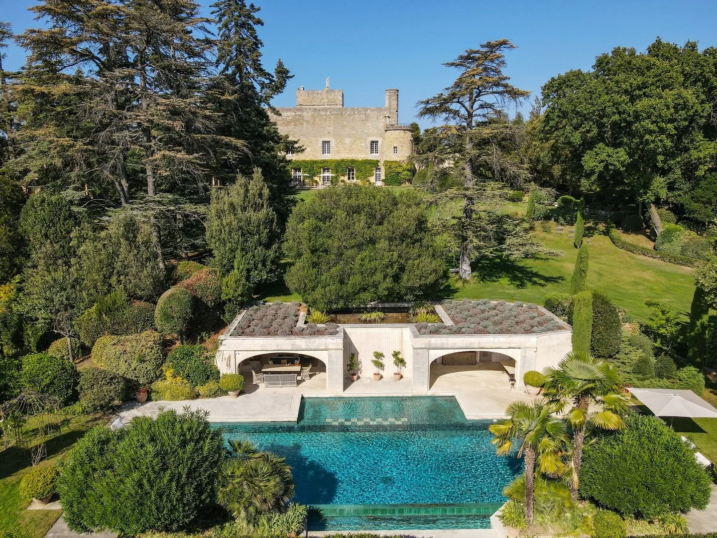 Provence | Uz&egrave;s

An exceptional ch&acirc;teau in the heart of Provence 🌿

Nestled in the center of a Proven&ccedil;al village, this ch&acirc;teau sits within a 6-hectare wooded park. Enjoy its landscaped gardens, grand courtyard, tennis court