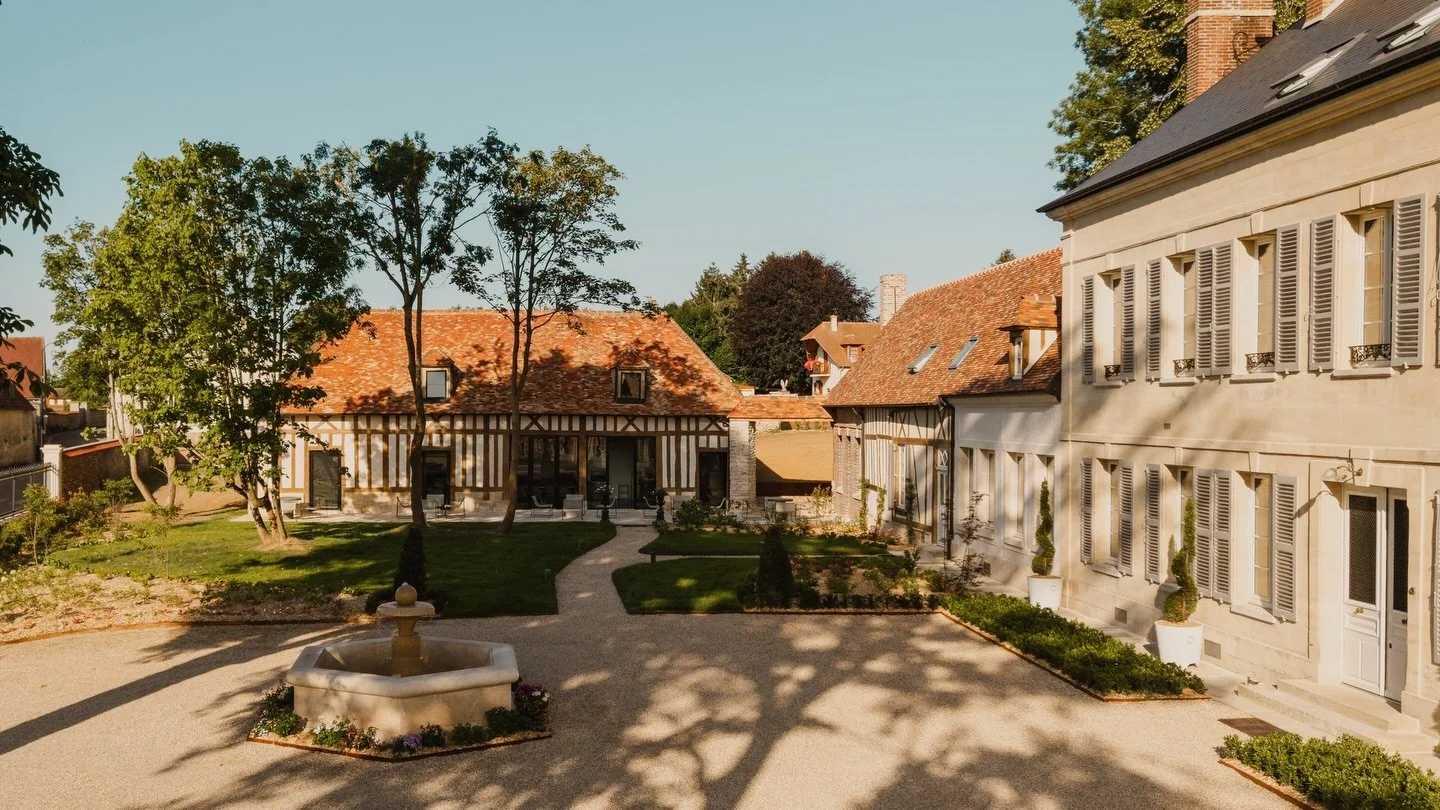 Ile de France | Vexin

Exceptional country house just 1h from Paris 🌿

Nestled in the heart of the Vexin region, this luxury country house exudes elegance. Designed to accommodate up to 18 guests, it features an outdoor pool, panoramic sauna, 4 hect