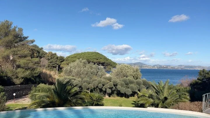South of France | Saint-Tropez-Graniers 

Historic bastide in the heart of Saint-Tropez 🏡✨

Located in the private Domaine des Graniers, just 500 meters from Place des Lices and with direct access to the beach, this charming bastide built in 1810 on