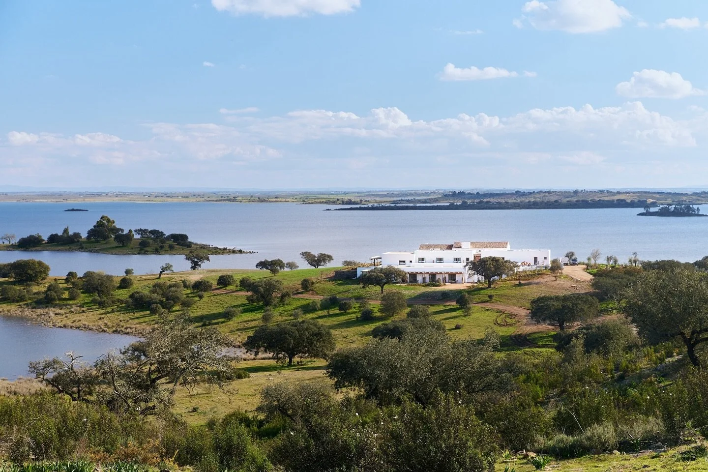 Portugal | Alqueva 

An exceptional setting on the edge of Lake Alqueva 🐚

Overlooking Lake Alqueva, this 16-hectare property offers privacy and open views in a preserved natural environment. Fully renovated, the villa features 11 bedrooms, spacious