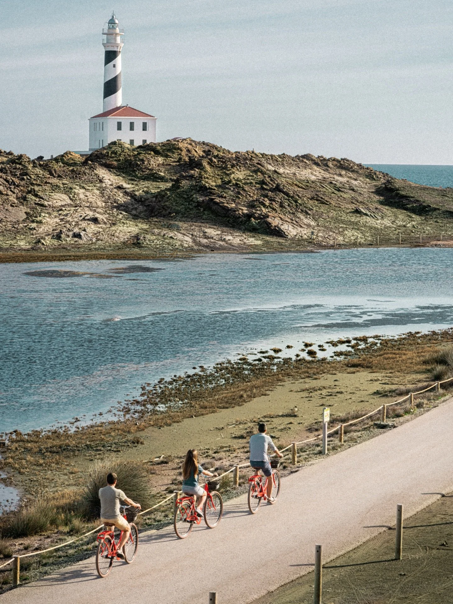 Homanie | Menorca

At the heart of the Mediterranean, Menorca is a preserved island, ideal for exploring by bike. Between wild coastline and natural landscapes, discover the destination differently, at your own pace. Nestled in the heart of the Balea