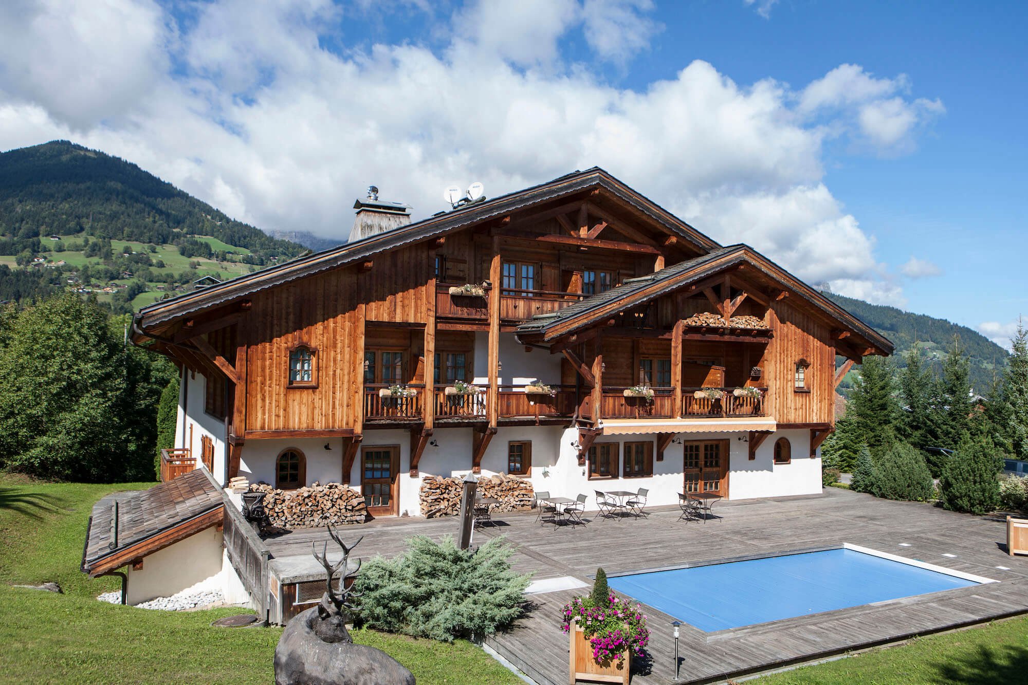 Exceptional chalet in Megève at the foot of the slopes with hotel service, swimming pool and spa