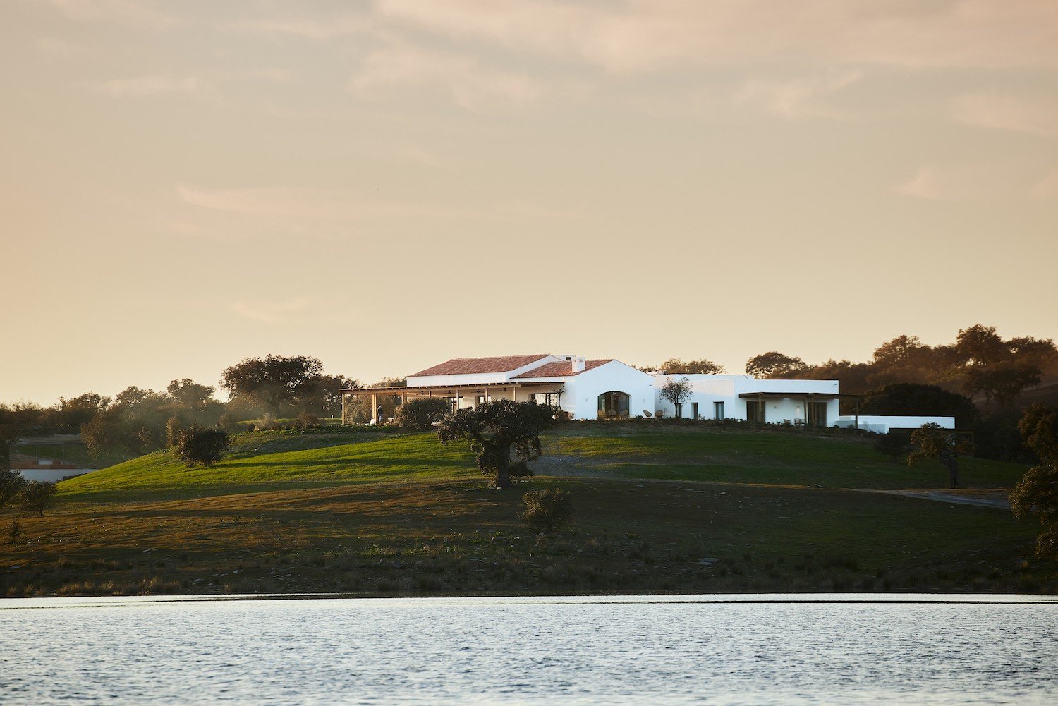 Luxury lakeside estate for a seminar on Lake Alqueva in Portugal, combining work sessions and teambuilding.