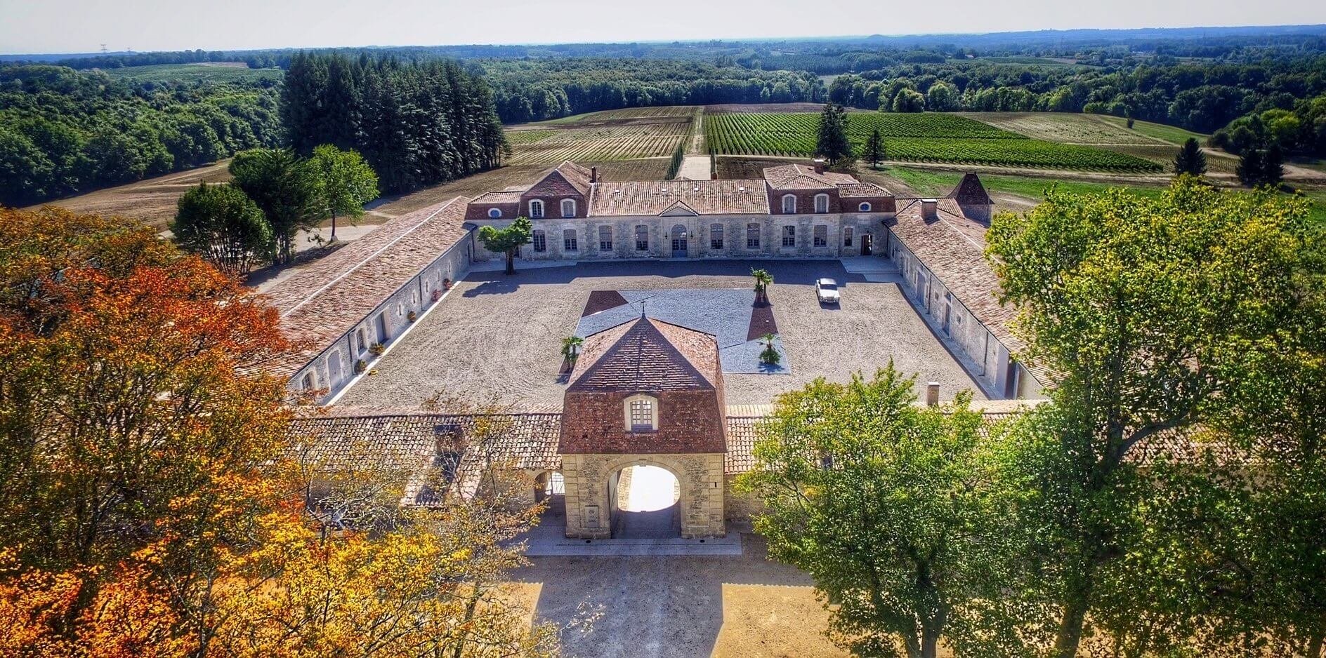 Luxury chateau in the heart of a Gironde vineyard near Saint-Émilion