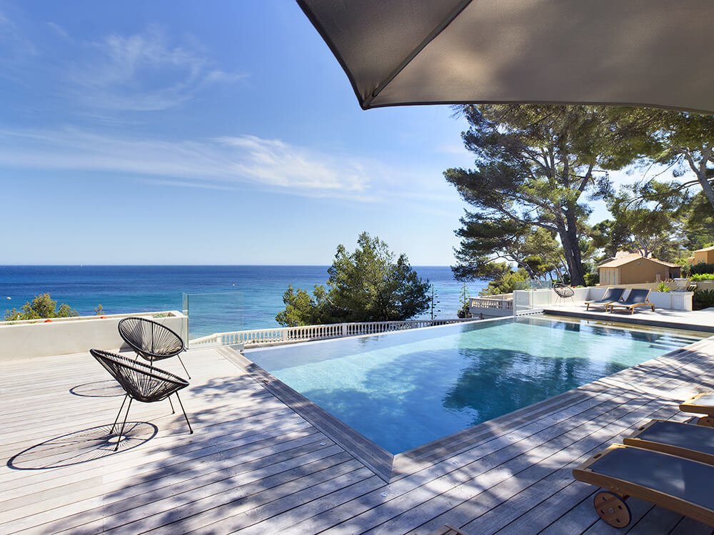 Luxury villa on the Mediterranean coast on the Côte d'Azur