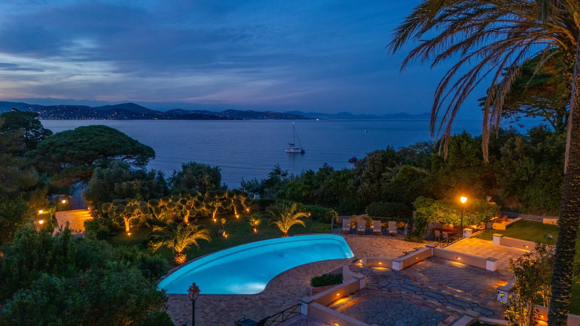 ville de luxe saint-tropez graniers vue nuit