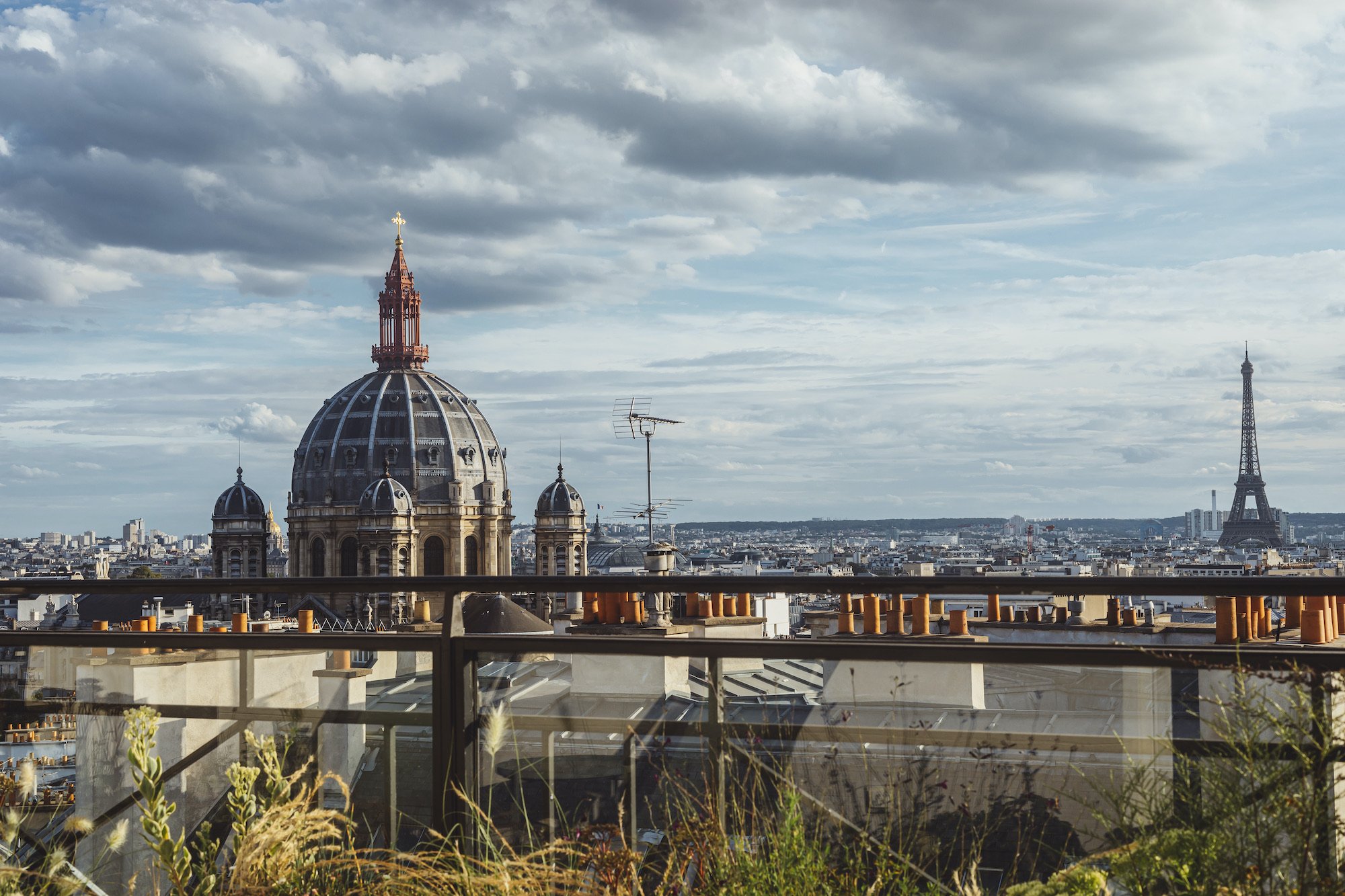 Prestigious apartment in Paris with terrace overlooking the Eiffel Tower and central Paris