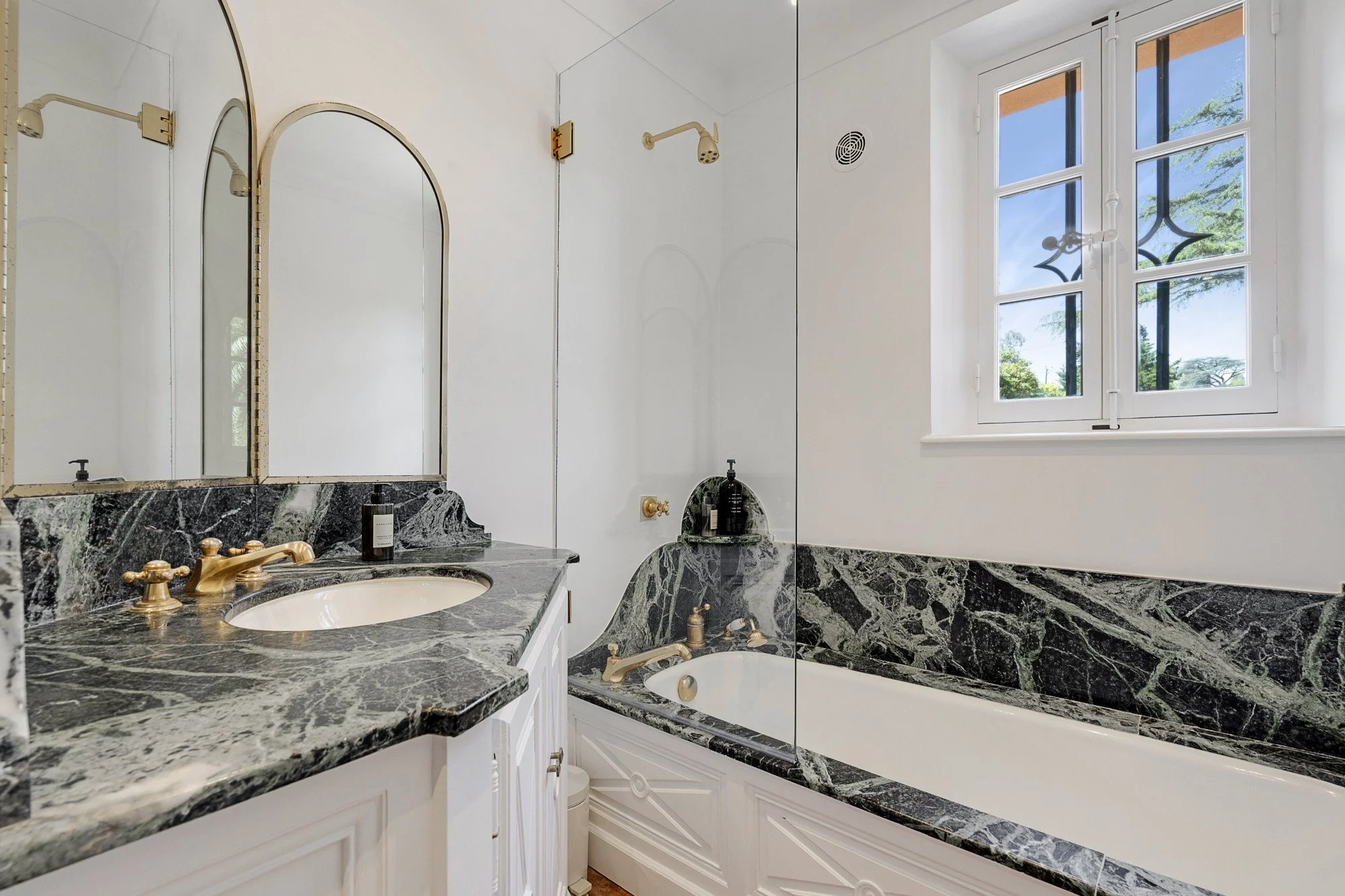 ville de luxe saint-tropez graniers salle de bain