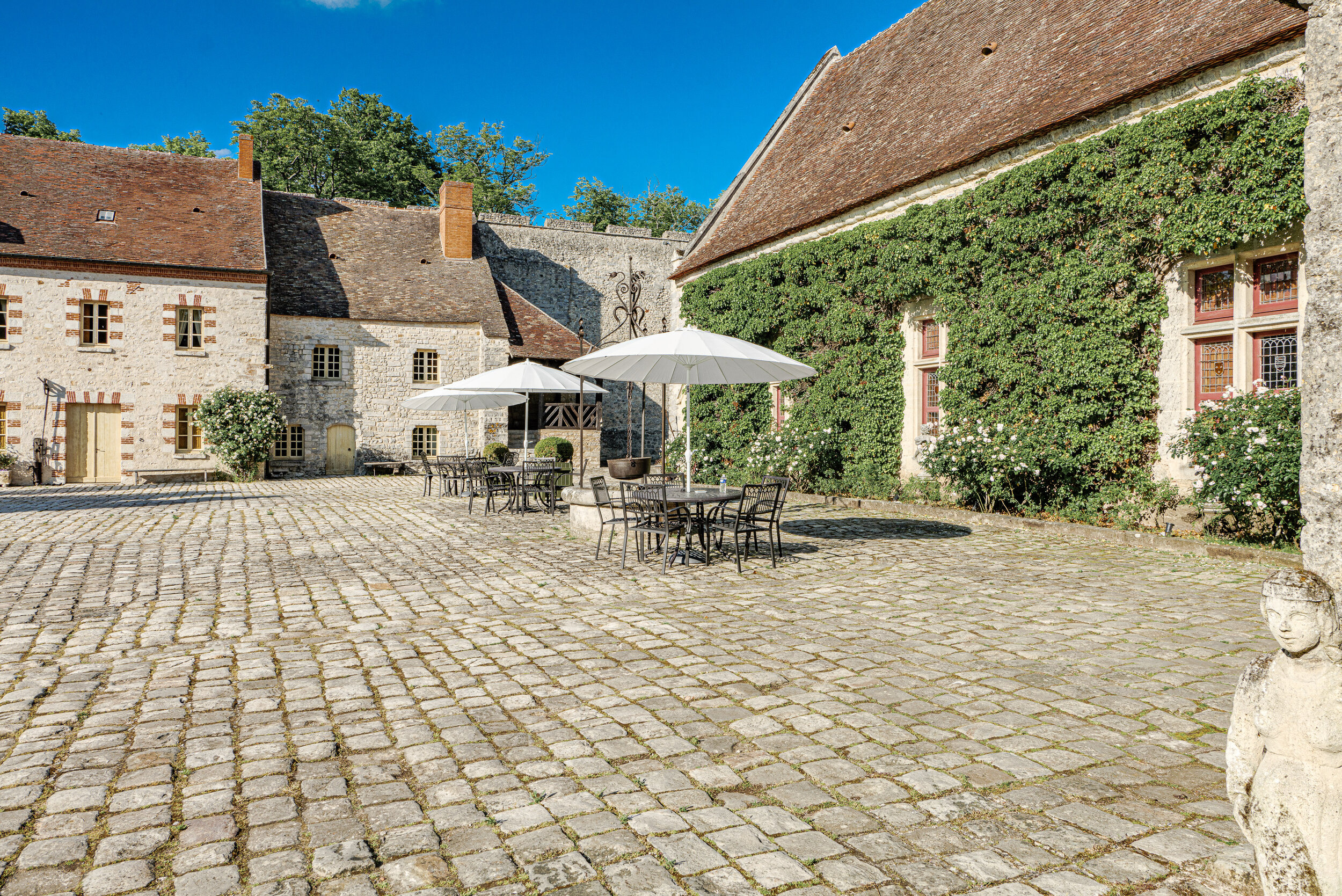 Prestigious wedding estates in Ile de France  