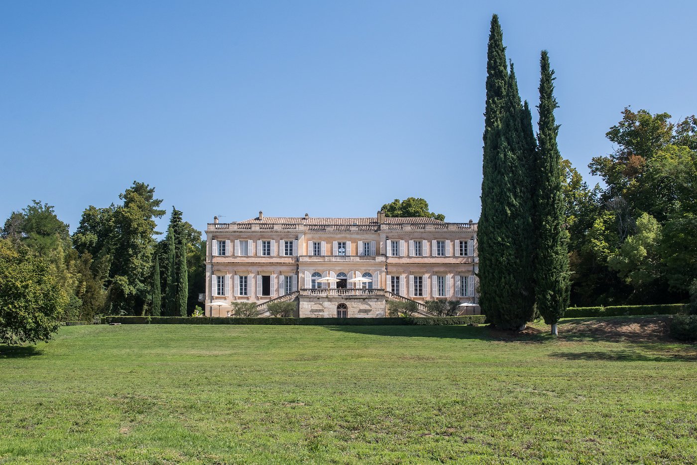 Exceptional château, near Avignon, in the heart of a Provencal park 