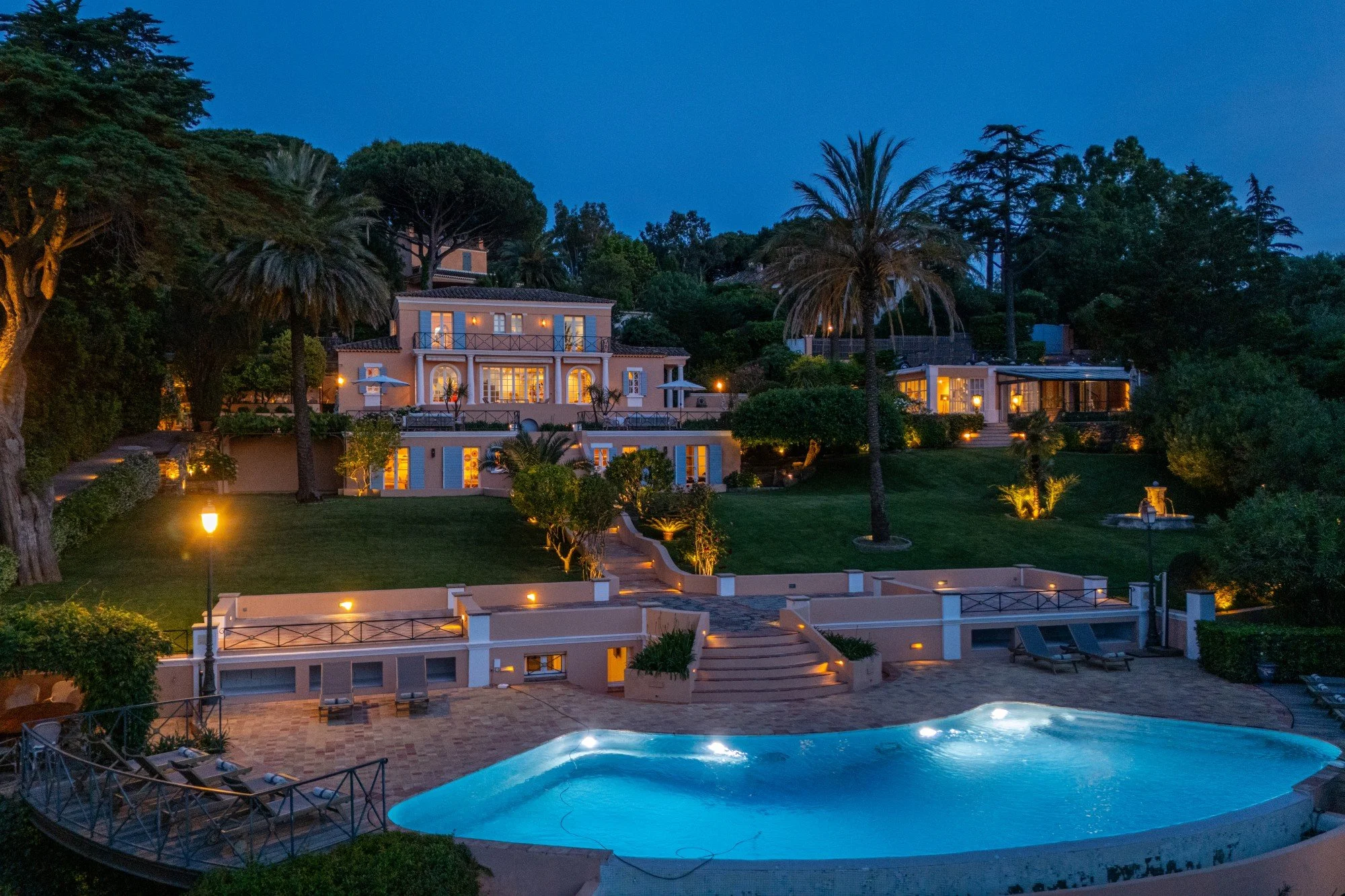 ville de luxe saint-tropez graniers vue nuit