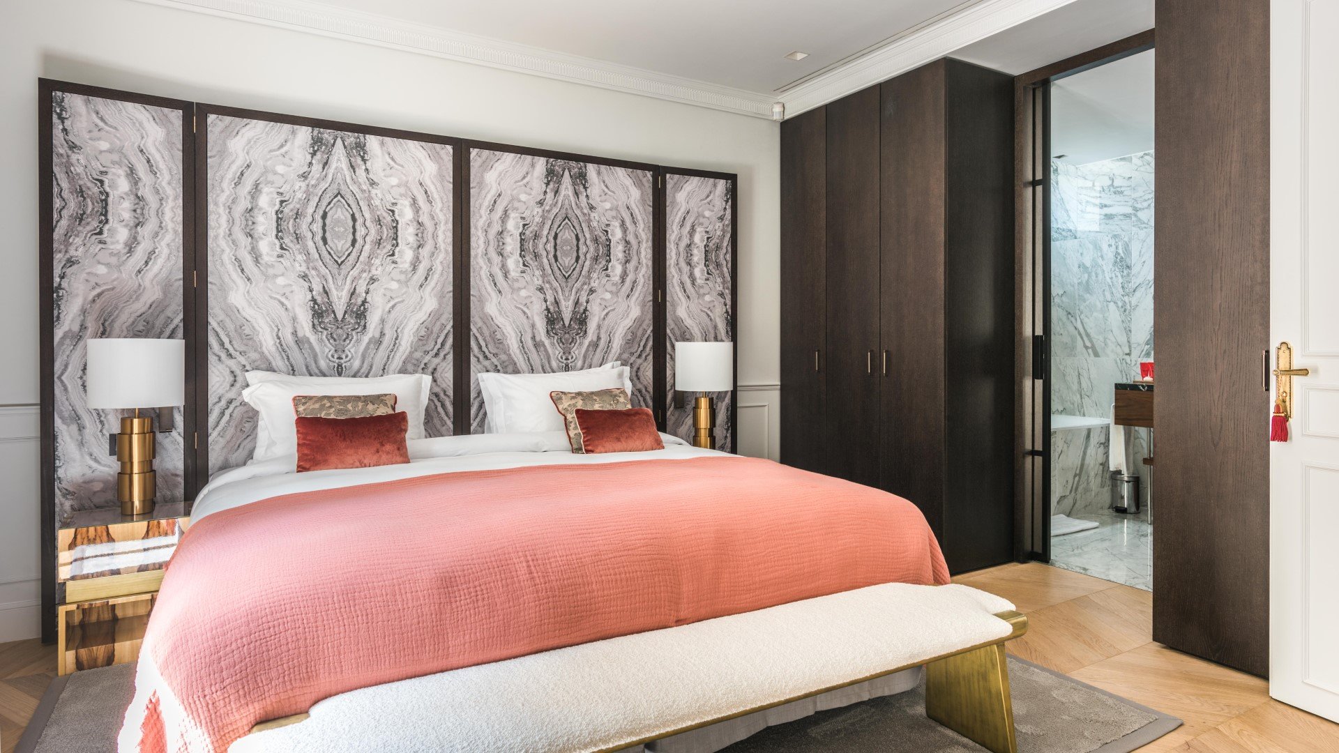 Master bedroom of the luxury home Homanie Paris Mandel, luxury home Paris