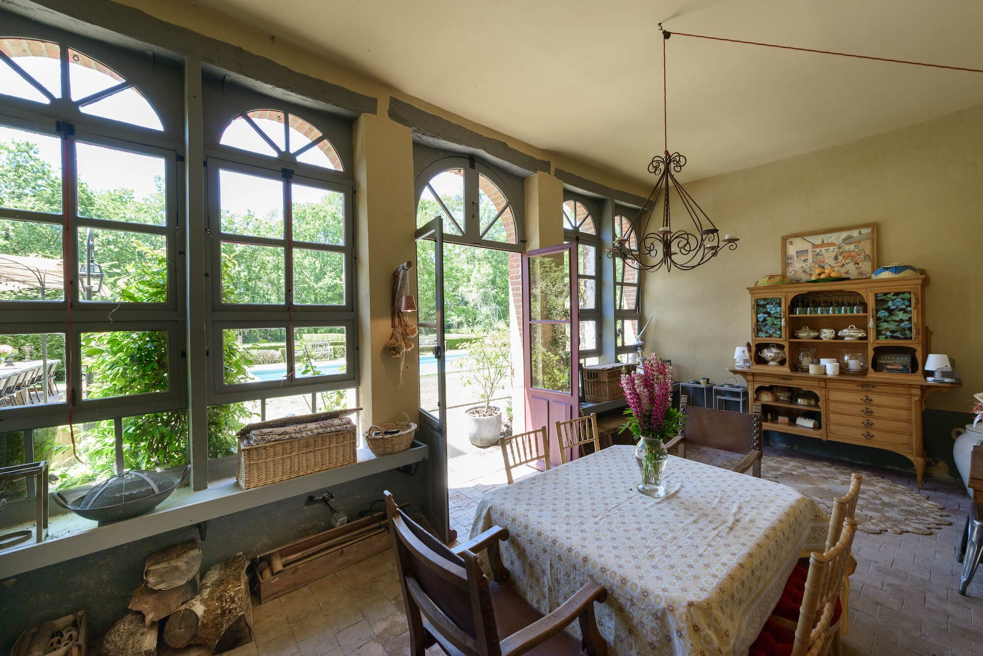 Exceptional property, close to the Loire castles, in the heart of a park and forest in the countryside.