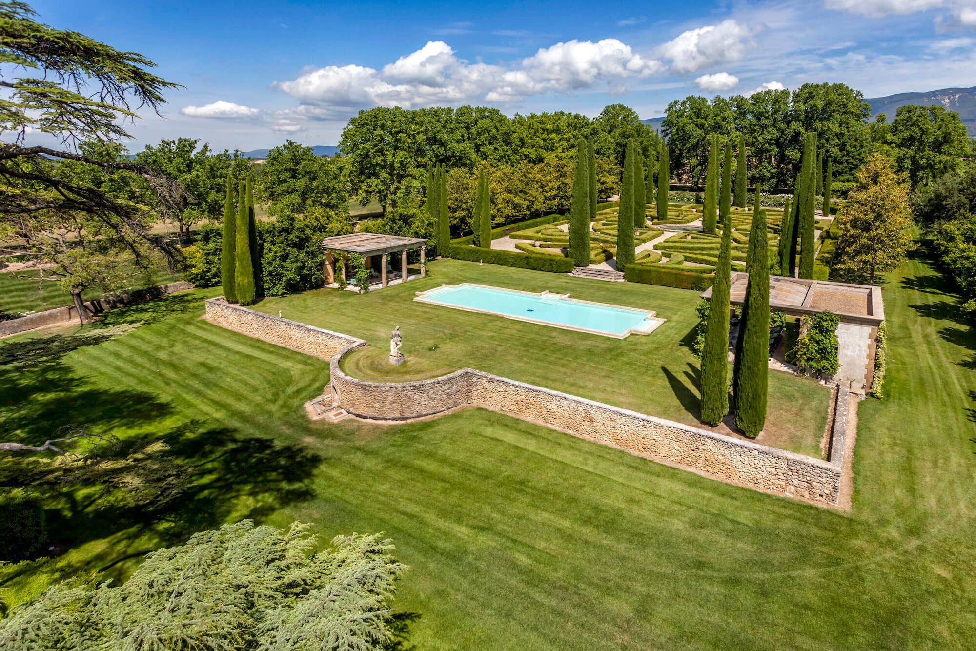Exceptional Provencal chateau in the Luberon region, for meetings between colleagues 