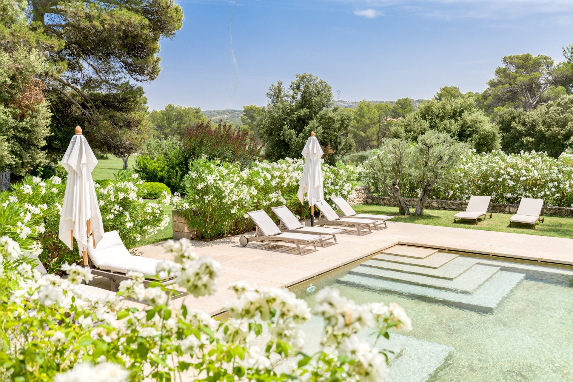 Luxury country house in Eygalières in the heart of Provence, surrounded by vineyards 
