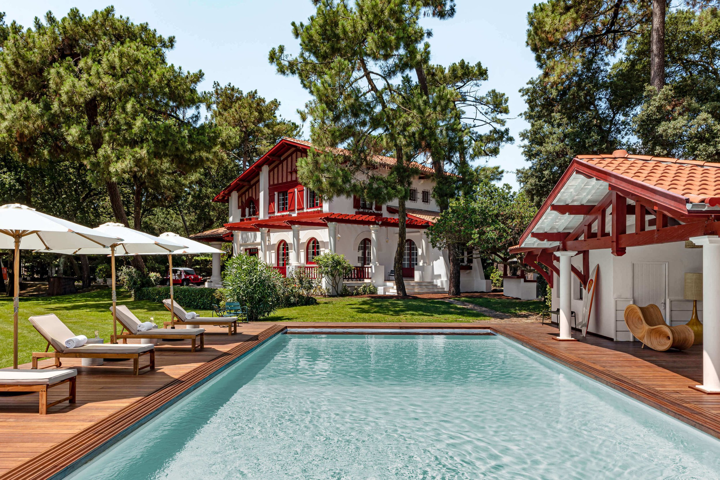 maison de luxe en nature avec piscine