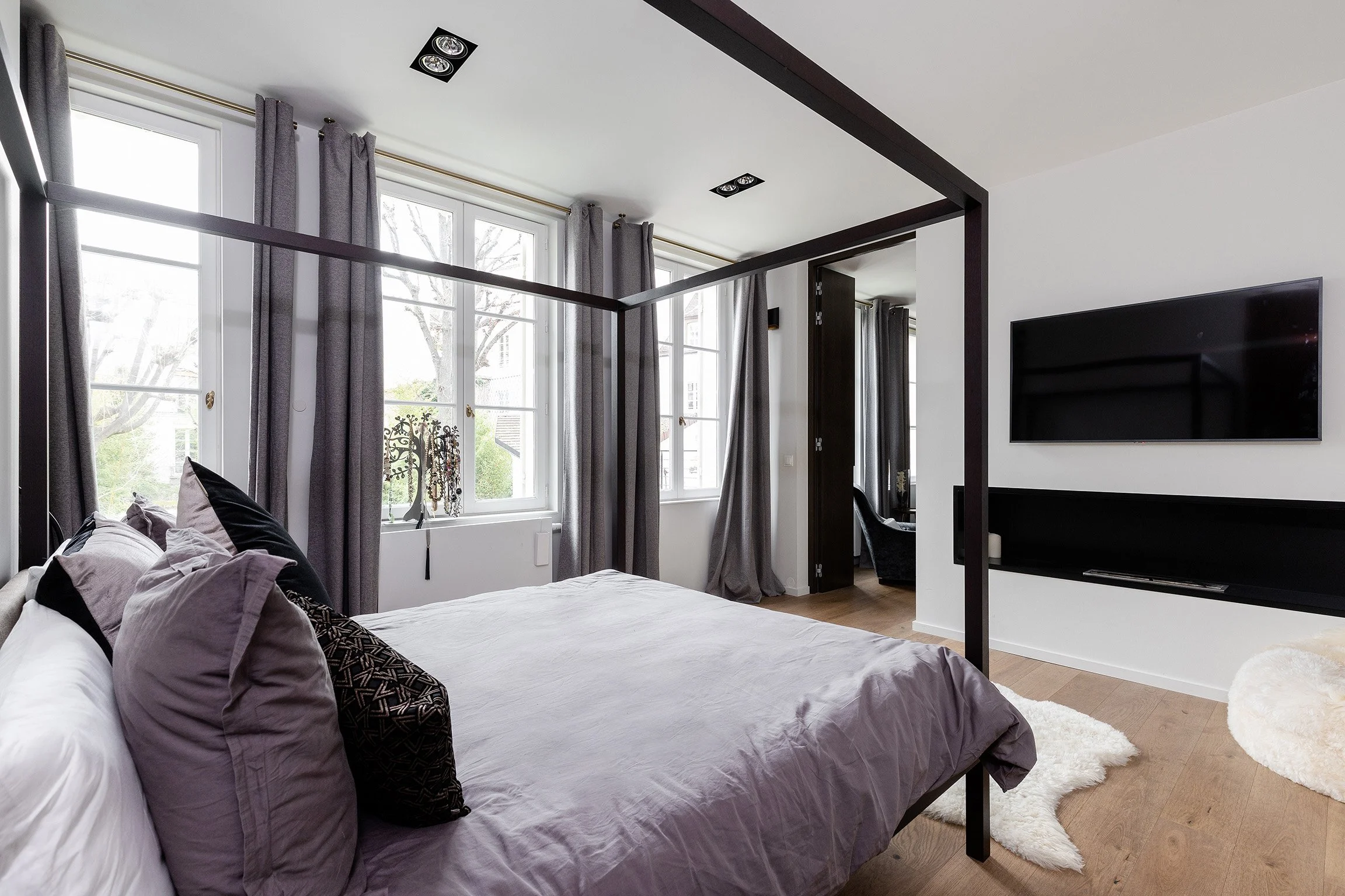 Maison de prestige au coeur de Paris avec un jardin et une piscine proche du Panthéon