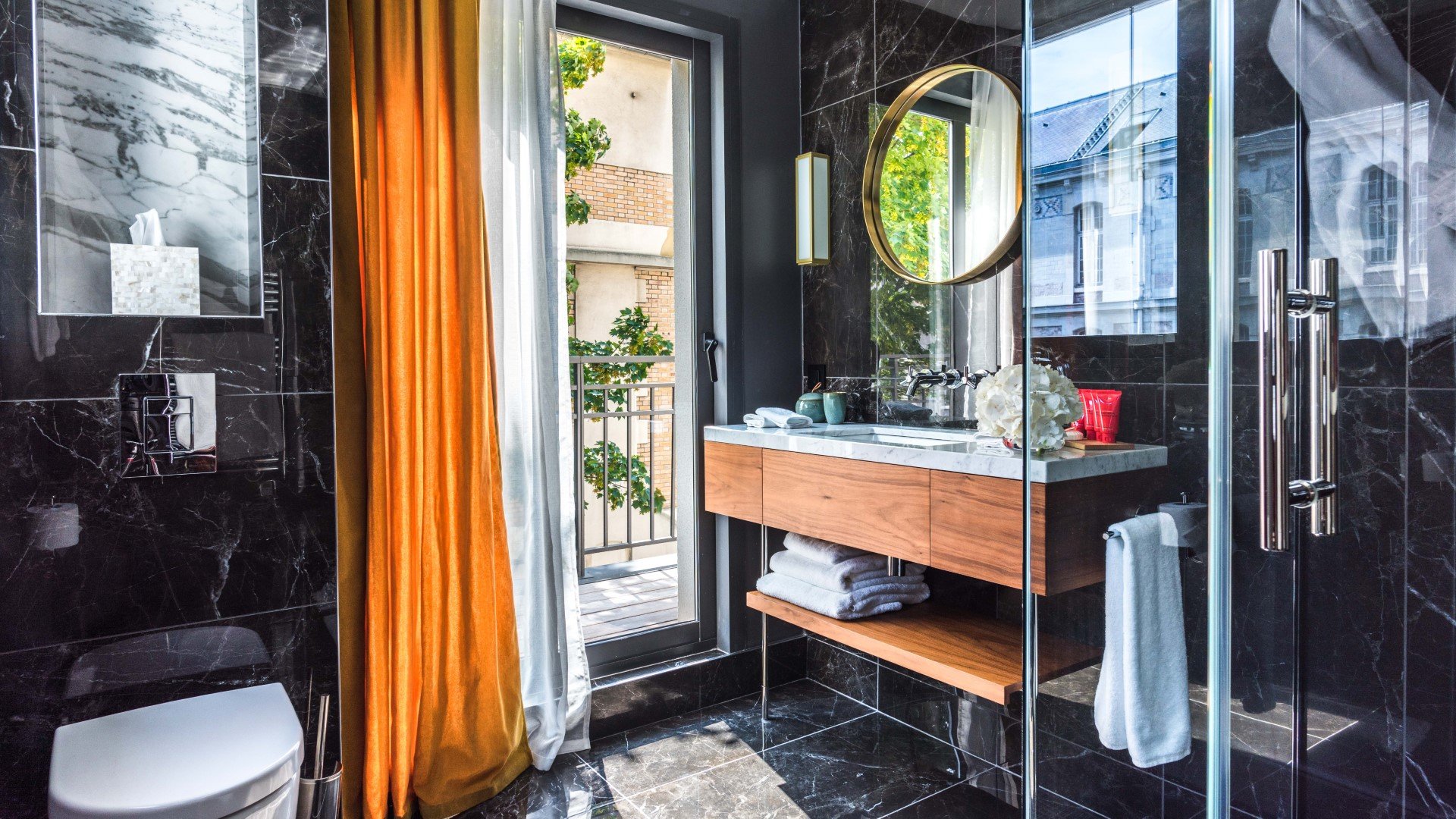 Exceptional bathroom with walk-in shower in the Paris Mandel house