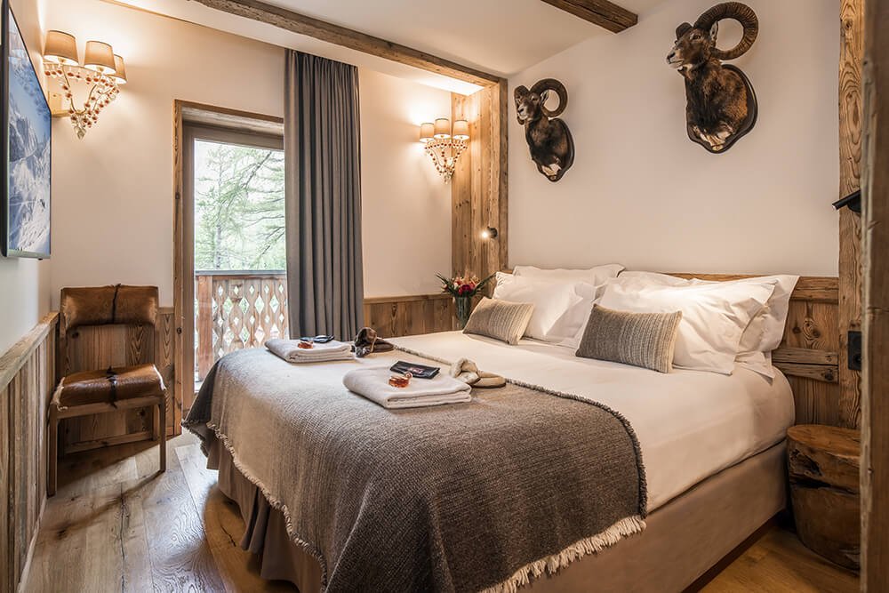 Luxury chalet in Val d'Isère at the foot of the slopes with hotel service, pool and spa