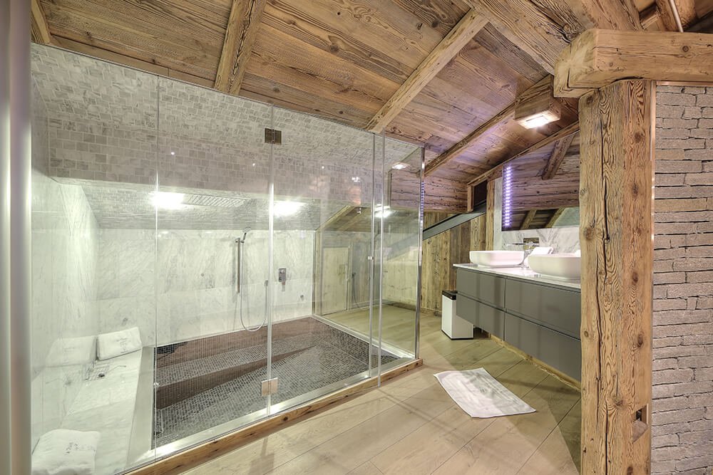 Prestigious chalet in Megève at the foot of the slopes with hotel service, swimming pool and spa