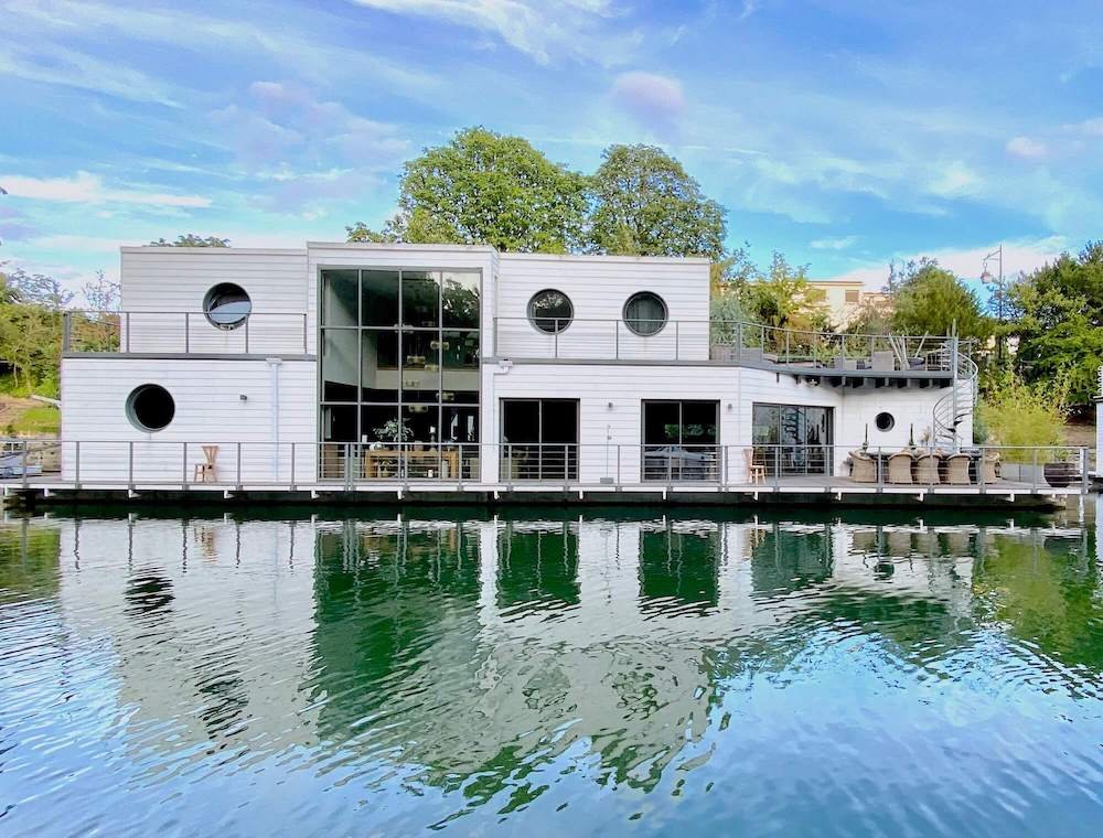 Luxury house on the Seine in Paris