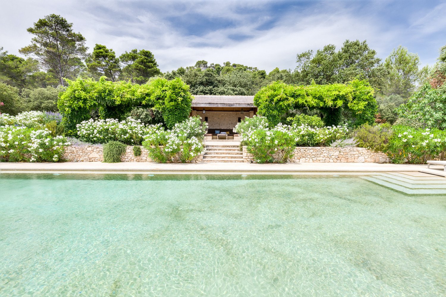 Luxury house in Eygalières in the heart of Provence, surrounded by vineyards 