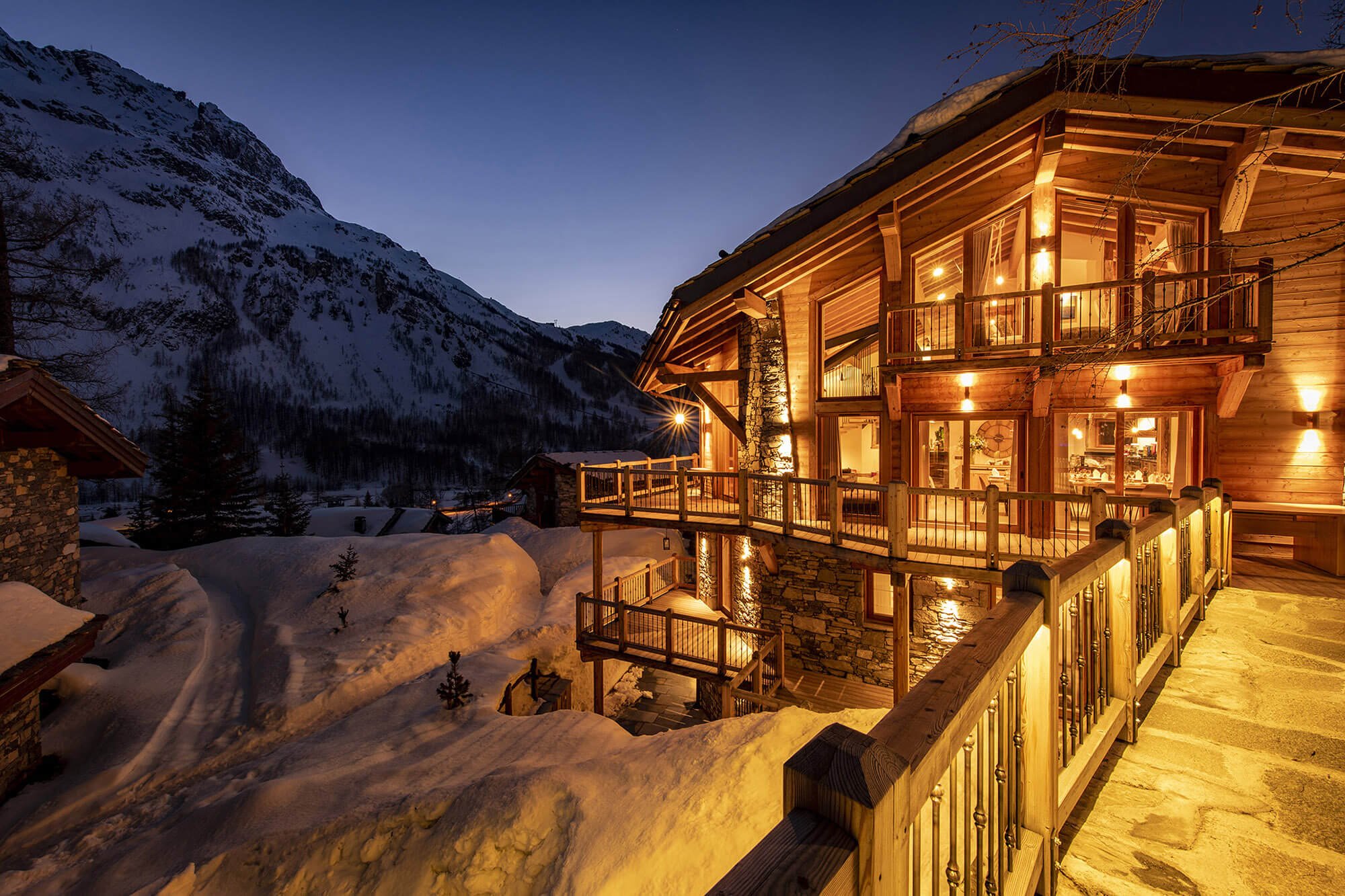 Luxury chalet in Val d'Isère at the foot of the slopes with hotel service, pool and spa