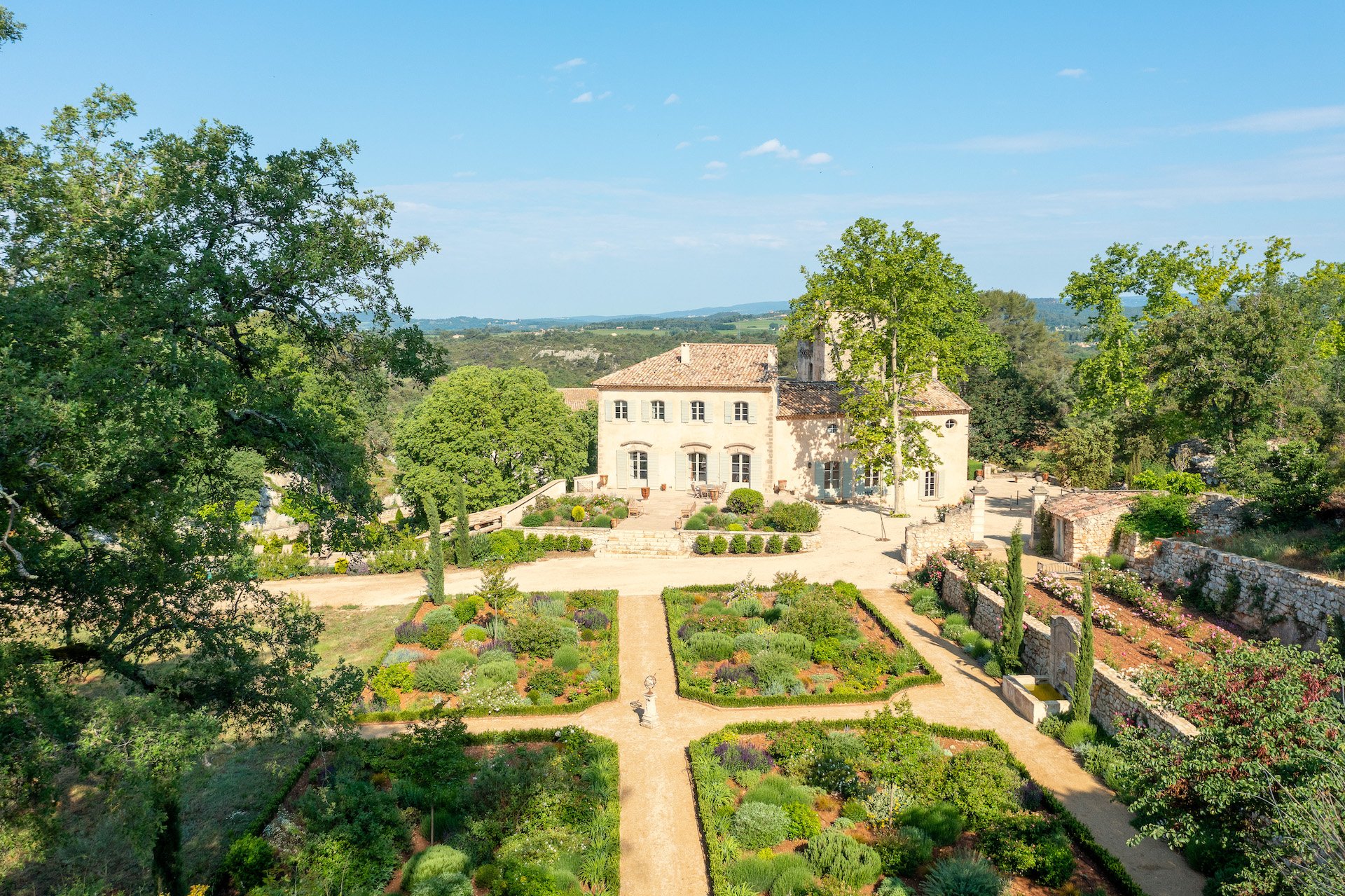 Château d'exception in the Luberon in the heart of Provence  