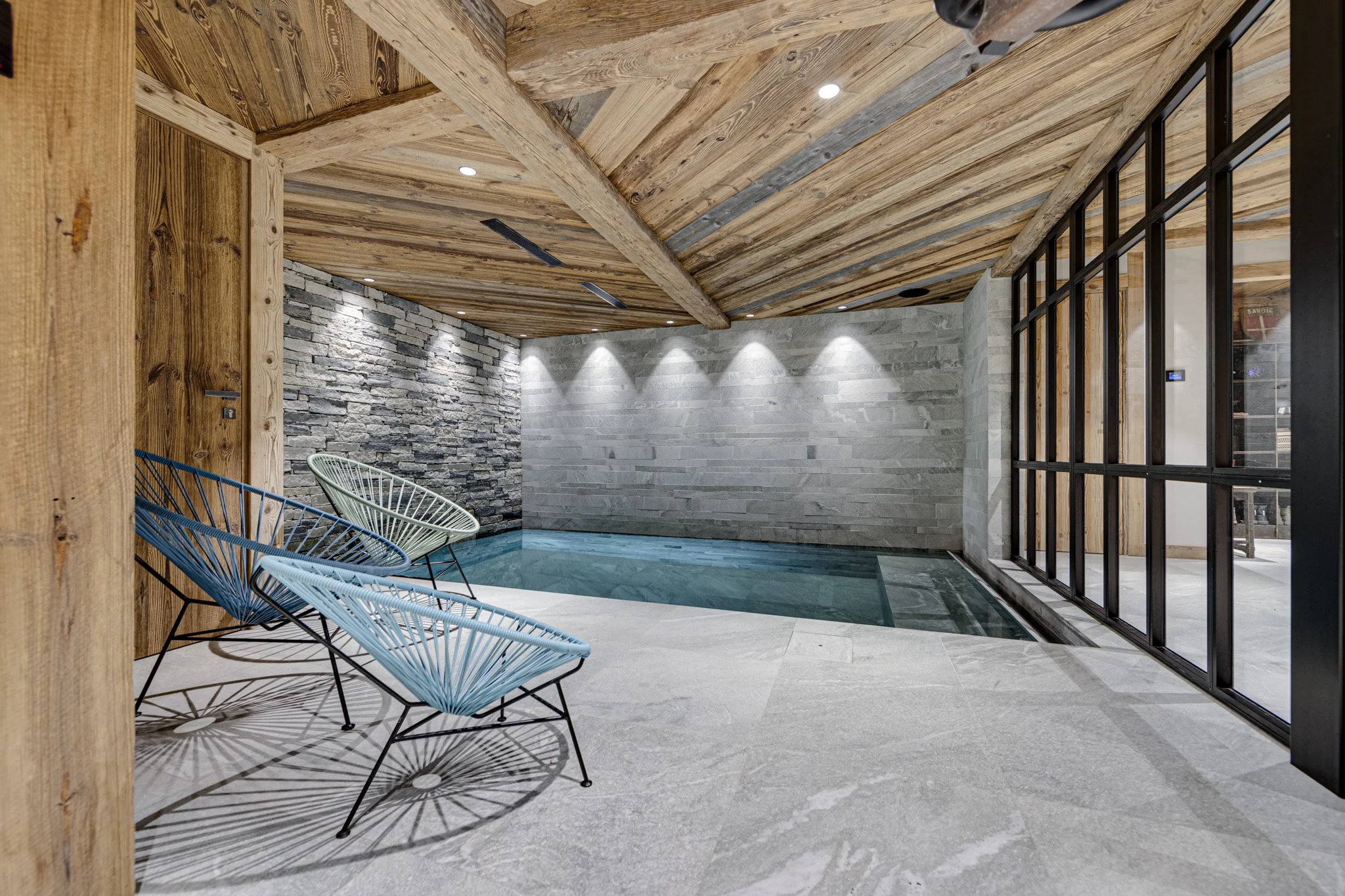 Val d'isère village home piscine intérieure