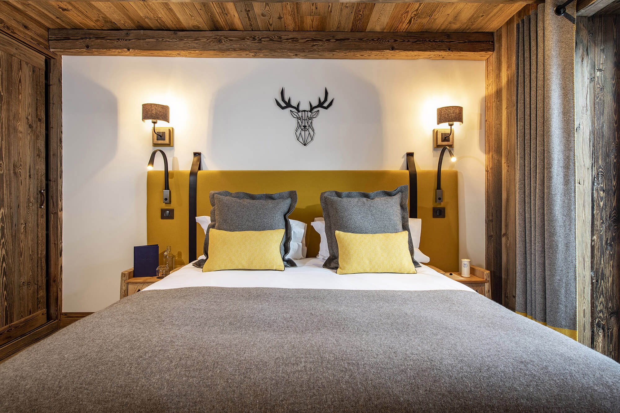 Luxury chalet in Val d'Isère at the foot of the slopes with hotel service, pool and spa