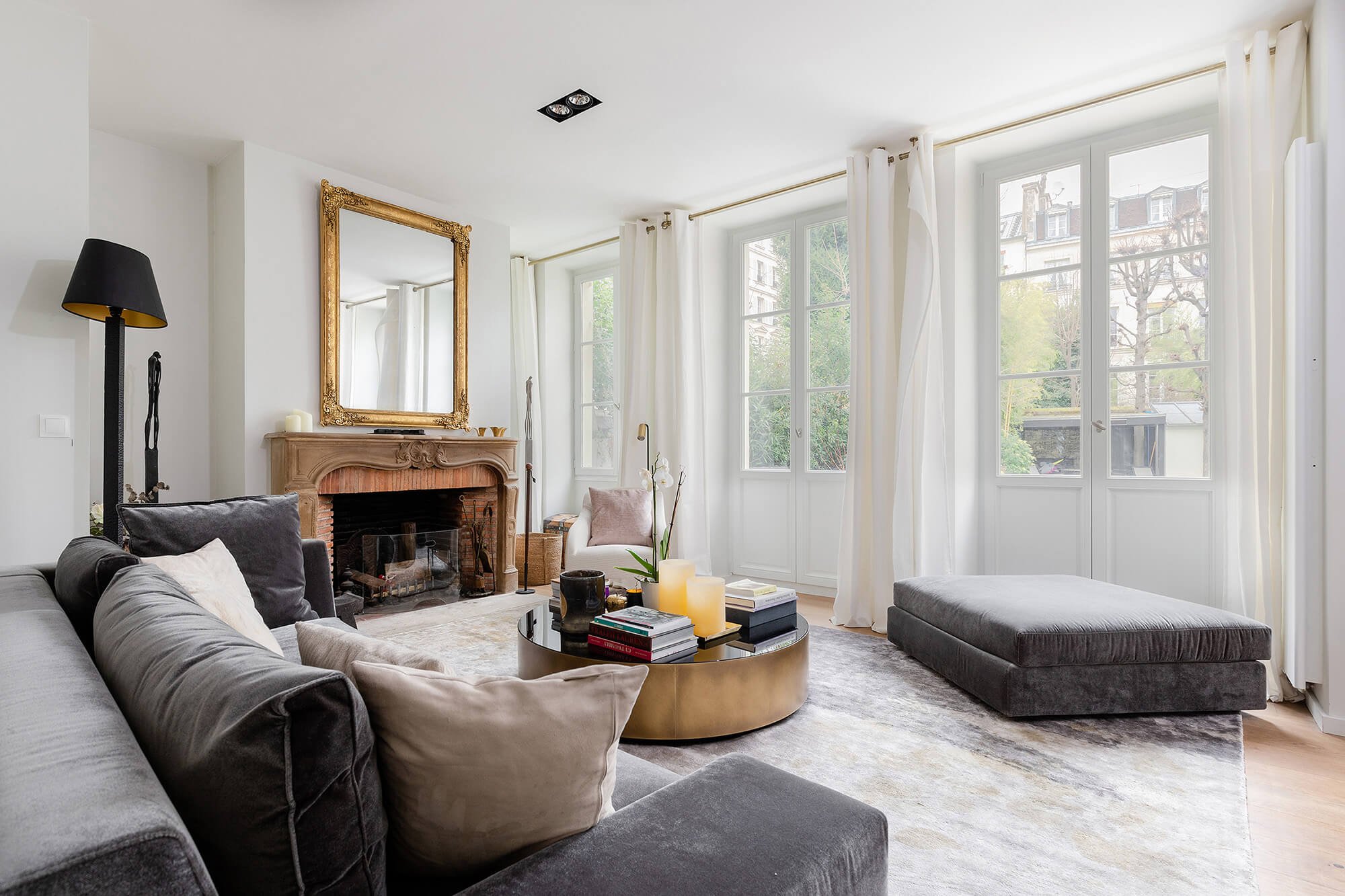 Prestigious house in the heart of Paris with a garden and swimming pool near Saint Germain des prés 