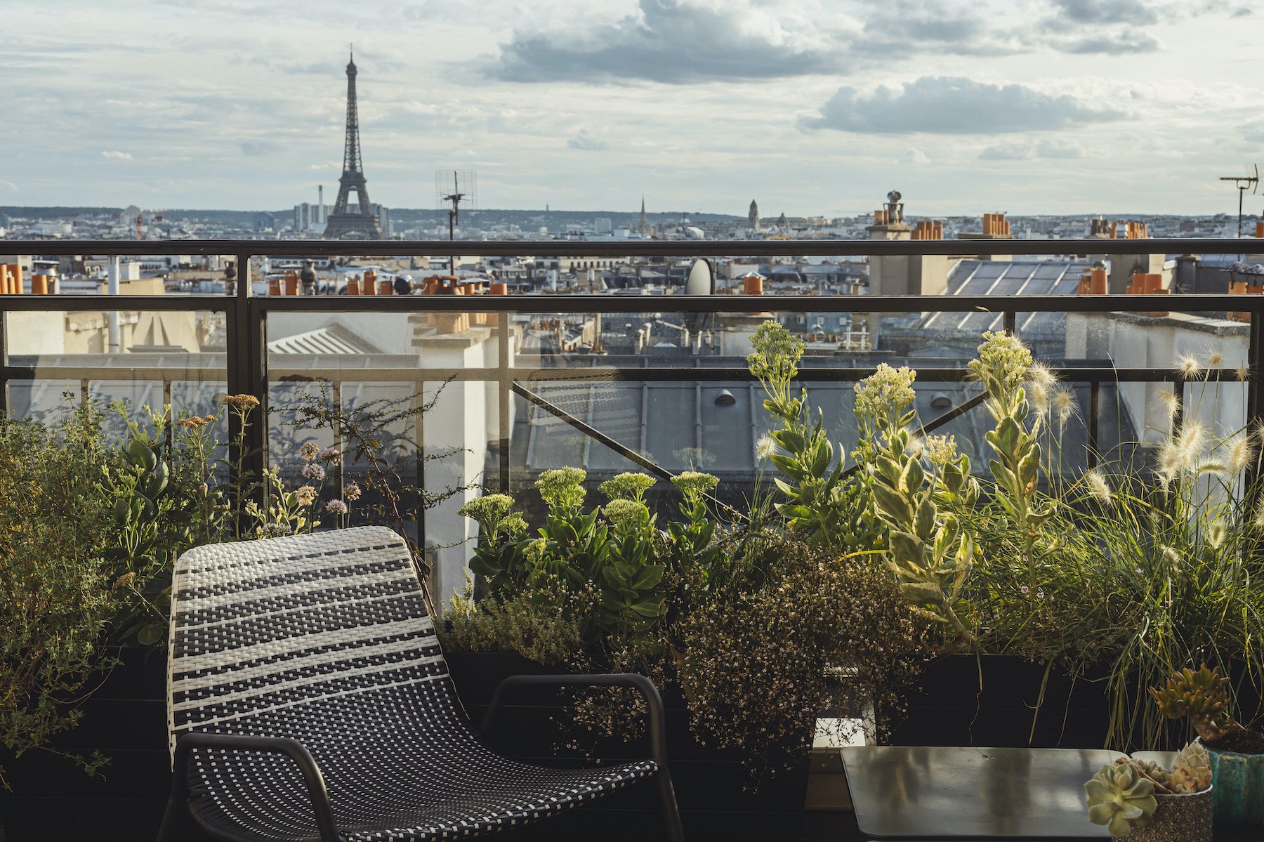 Luxury apartment in Paris with rooftop view of the Eiffel Tower and central Paris