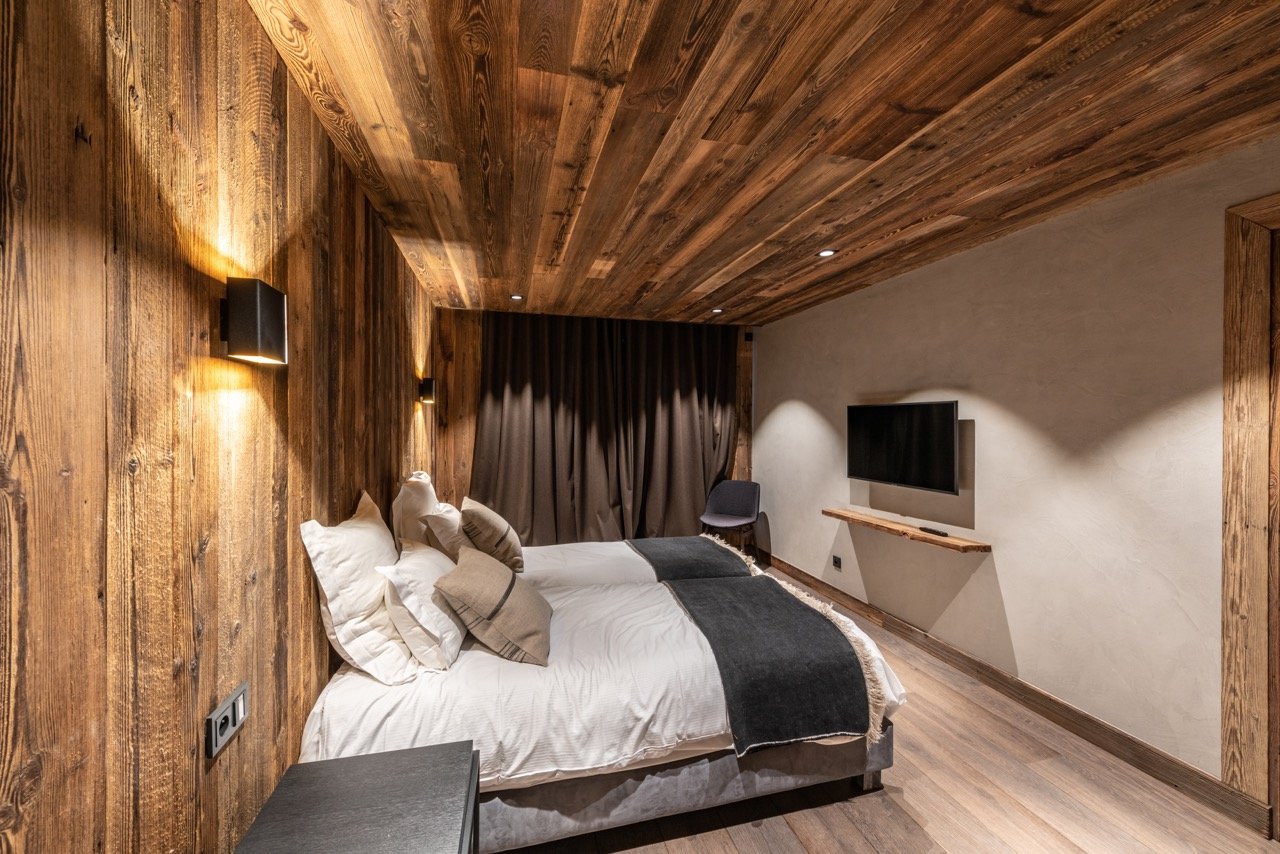 Exceptional chalet in La Clusaz at the foot of the slopes with hotel service, pool and spa