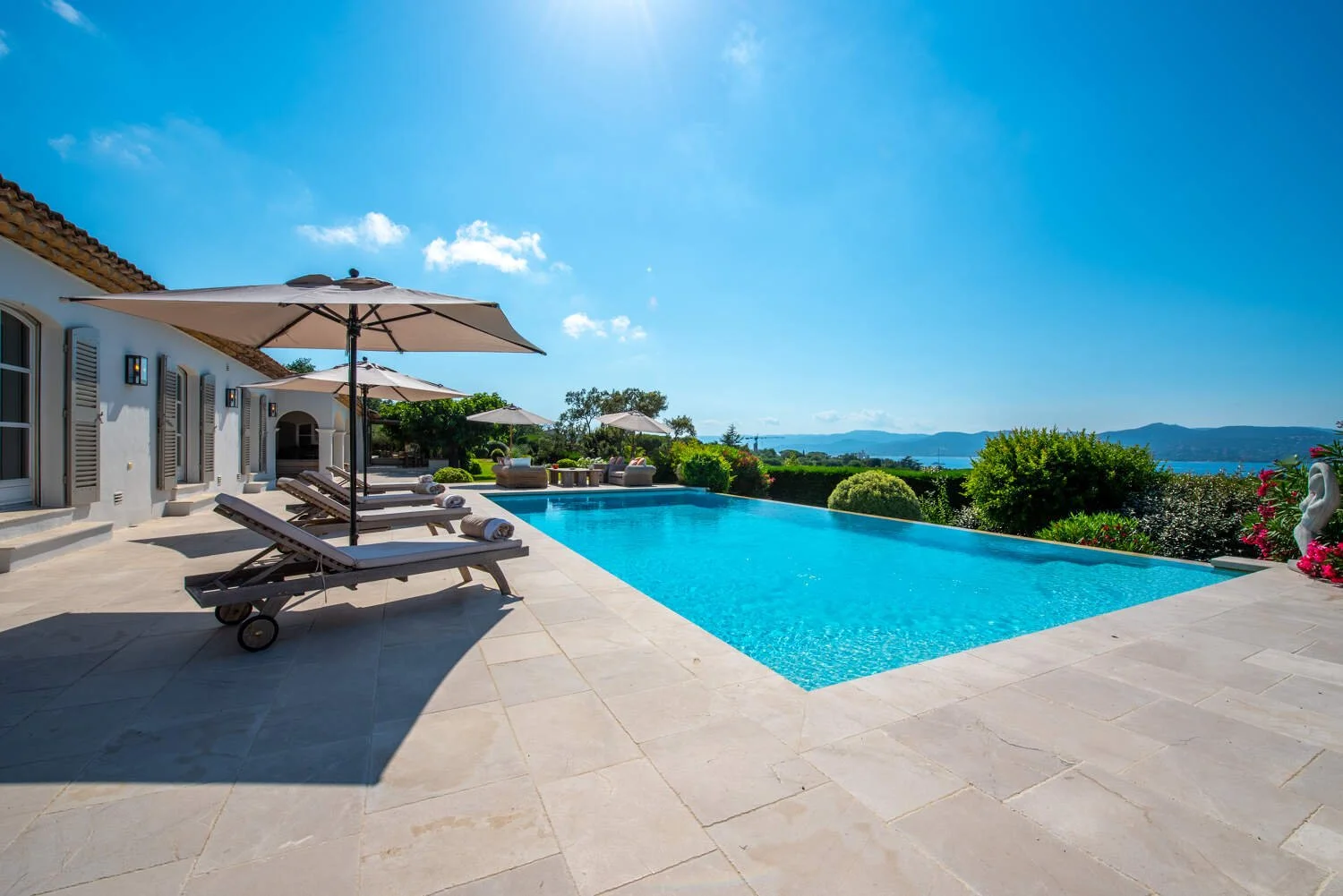 Villa d'exception, vue sur la mer, au bord de la Méditerranée
