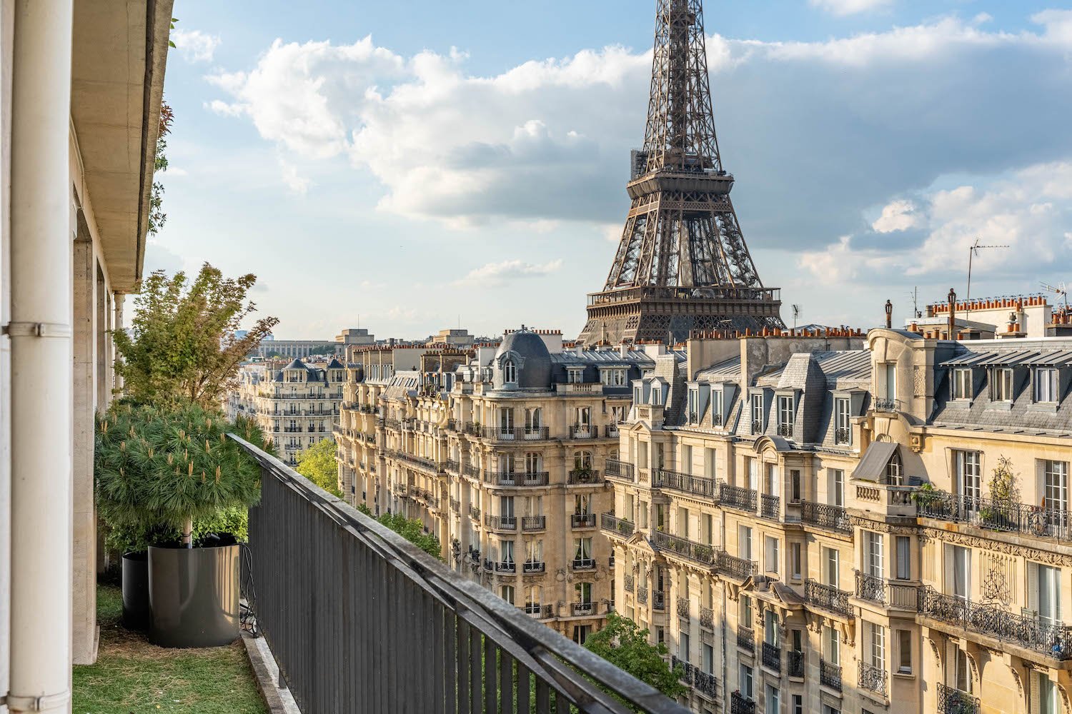 Luxury apartment with rooftop view of the Eiffel Tower