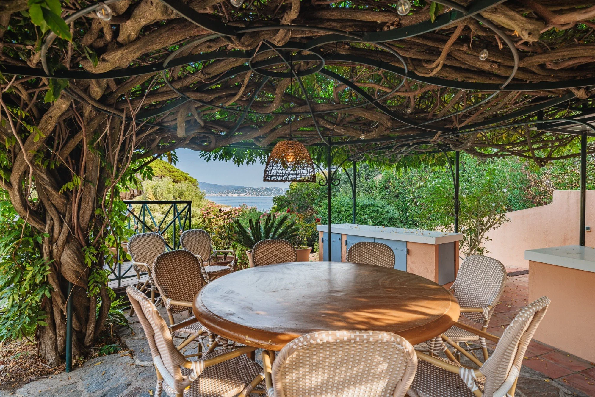 ville de luxe saint-tropez graniers table terasse