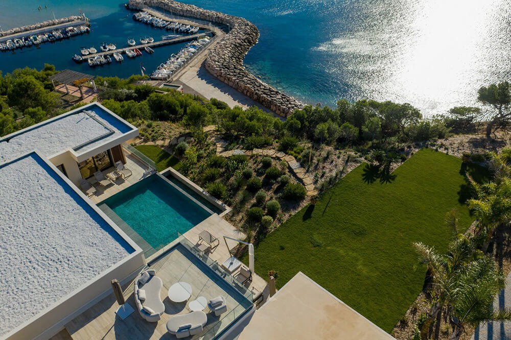 Luxury villa overlooking the Mediterranean  