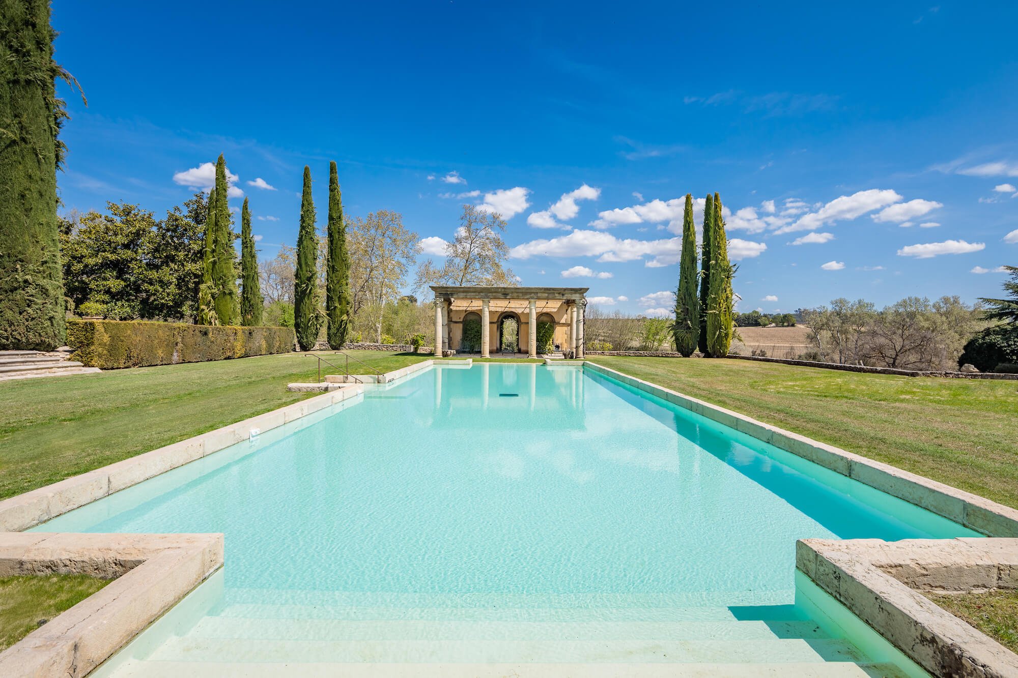 A house in the heart of an exceptional Provencal park in the Luberon, to organize your company seminar. 
