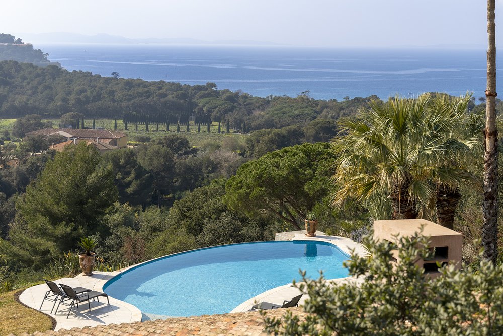villa de luxe à louer à Bormes les Mimosas piscine à débordement face à la mer 