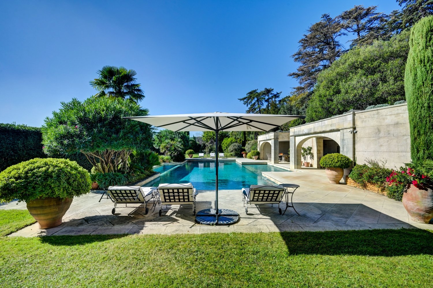 Luxury chateau with swimming pool for seminars in Provence, south of France