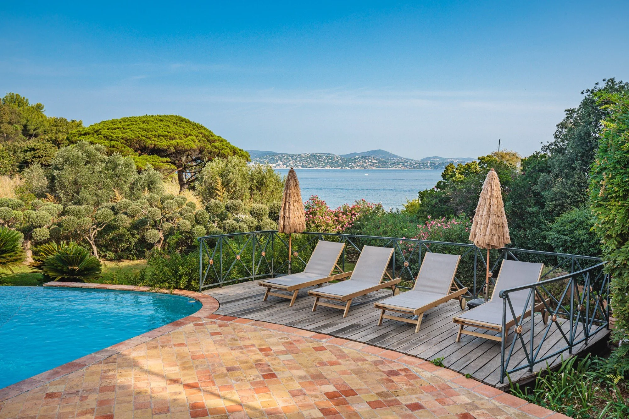 ville de luxe saint-tropez graniers piscine vue mer