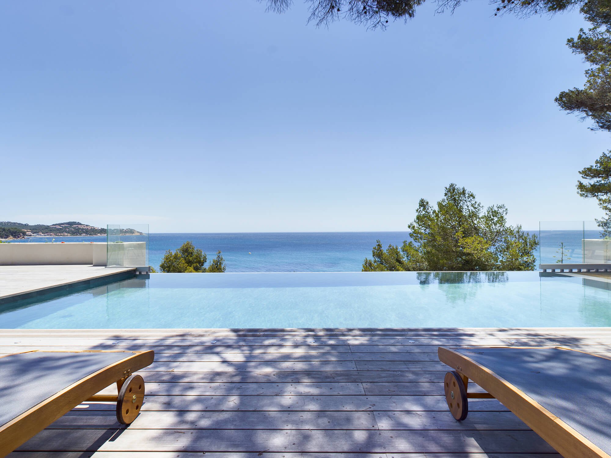 Luxury villa with swimming pool overlooking the Mediterranean Sea 