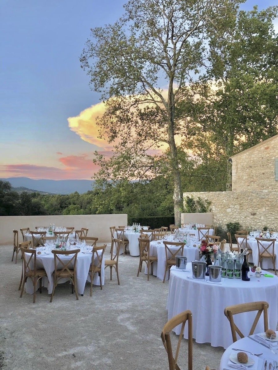 Prestigious provencal chateau in provence, to bring your employees together for teambuilding. 
