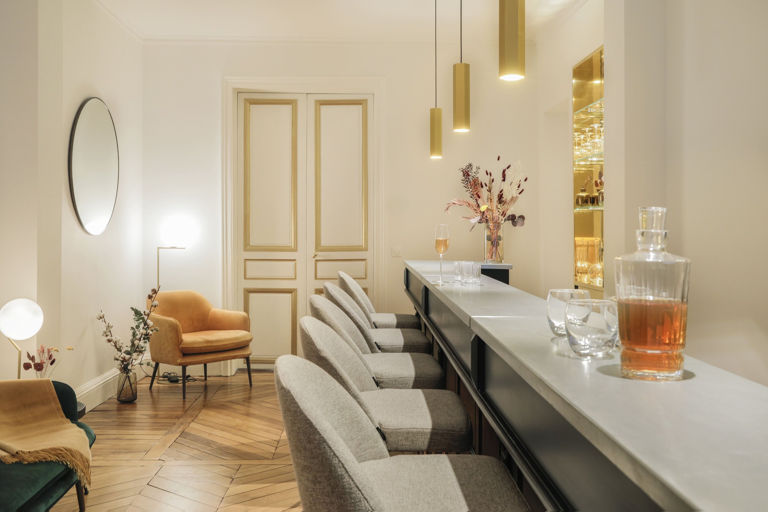 Appartement de luxe à Paris Royale avec un bar à l'entrée