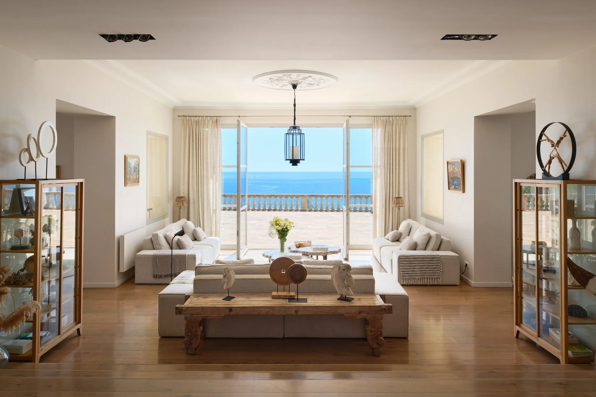 luxury villa in Cassis in South of France living room