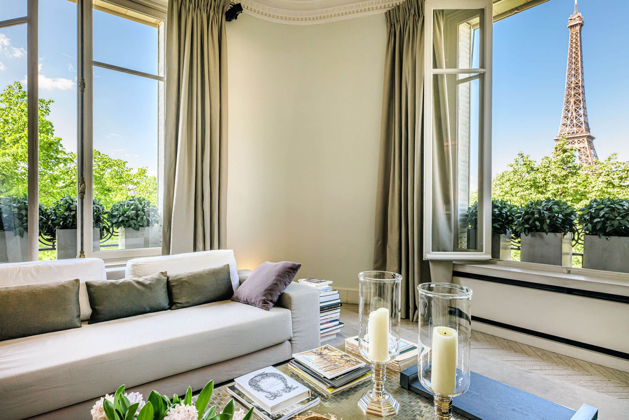 Luxury apartment in the heart of Paris with a view of the Eiffel Tower