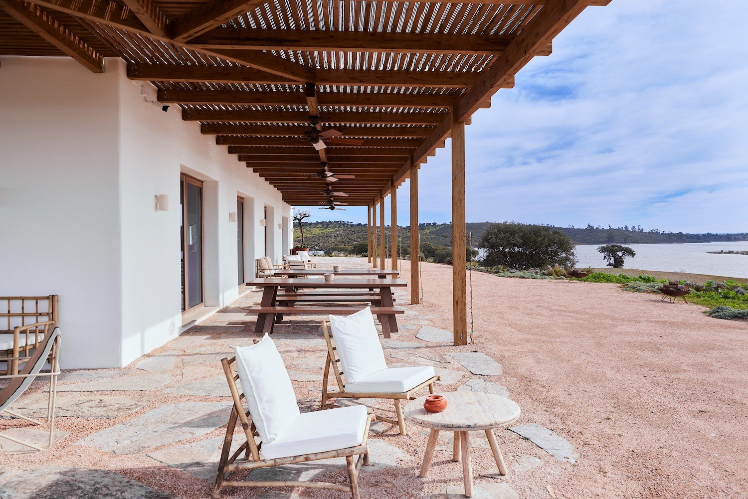 Prestigious lakeside villa for a seminar in Alqueva, Portugal between work sessions and teambuilding