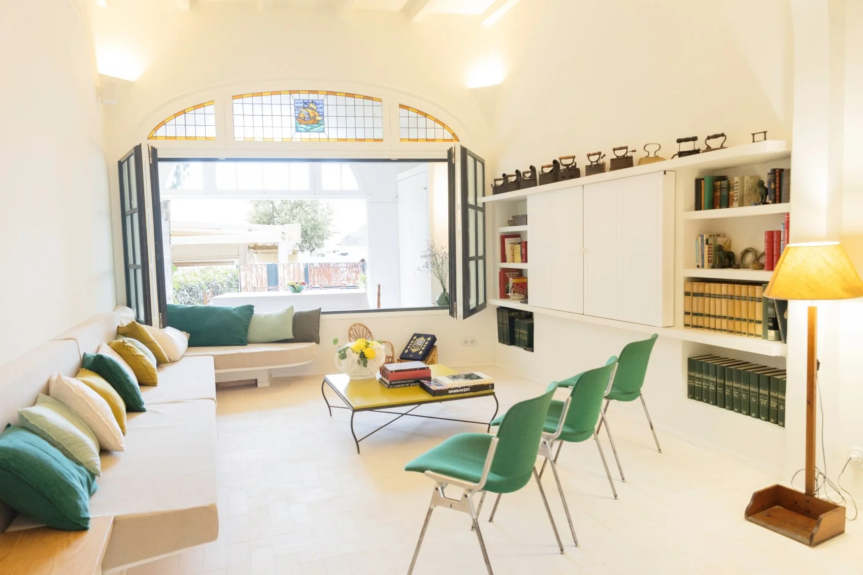Location-luxe-homanie-cadaques-village-salon.jpg